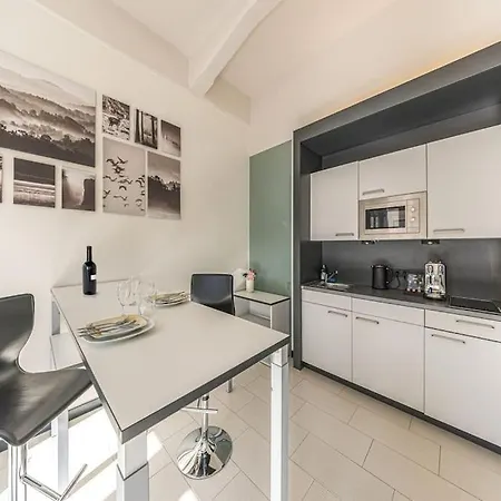 Arbeitsplatz - Kueche - Fitness Apartment *